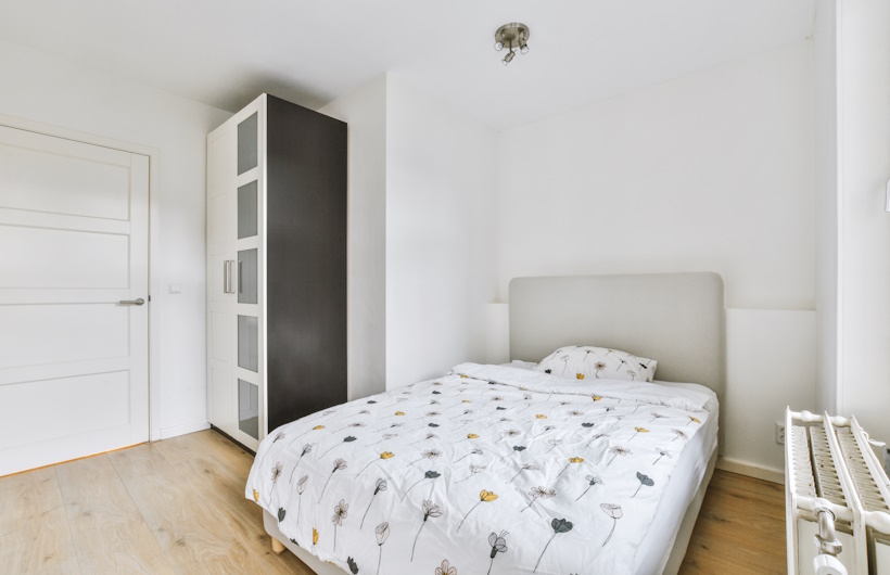 10 Inspirasi Desain Kamar Tidur Sempit yang Terlihat Nyaman dan Luas