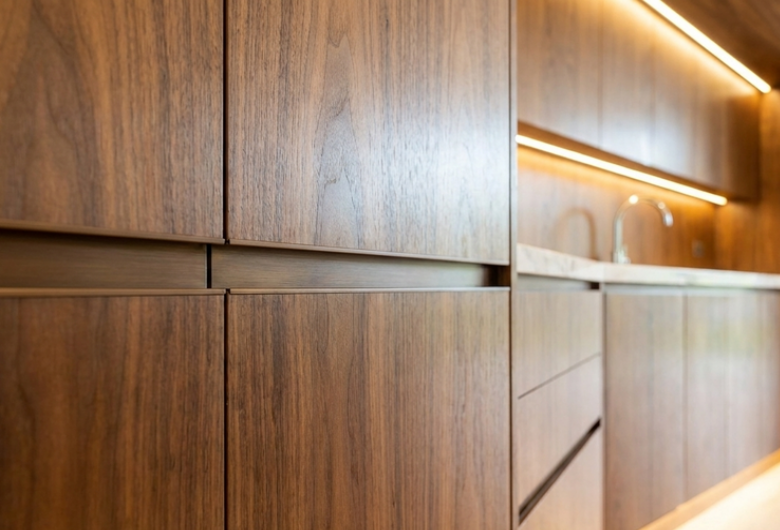 Cara Memilih Veneer untuk Kitchen Set Berdasarkan Kebutuhan Dapur